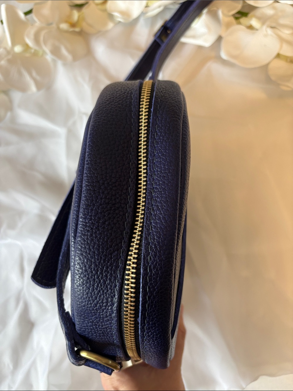 Portland Leather Goods Large Cobalt Pebbled Leather Circle Crossbody Bag - Picture 6 of 10